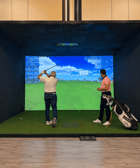 Golfer swing analysis on the simulator screen